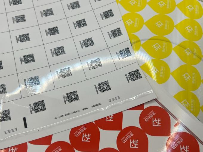 las etiquetas personalizadas son perfectas para las etiquetas holográficas etiquetas de código QR cambiables 1