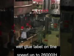 Etiqueta de pegamento húmedo en la línea de producción,etiqueta de vino en producción
